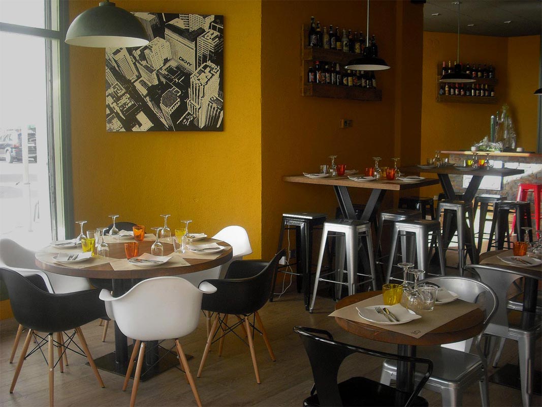 Mobiliario de la firma FS en restaurante Divuit Trenta-quatre