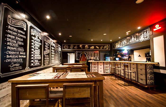 Taburetes Assady en la decoración burguer The Black Turtle.