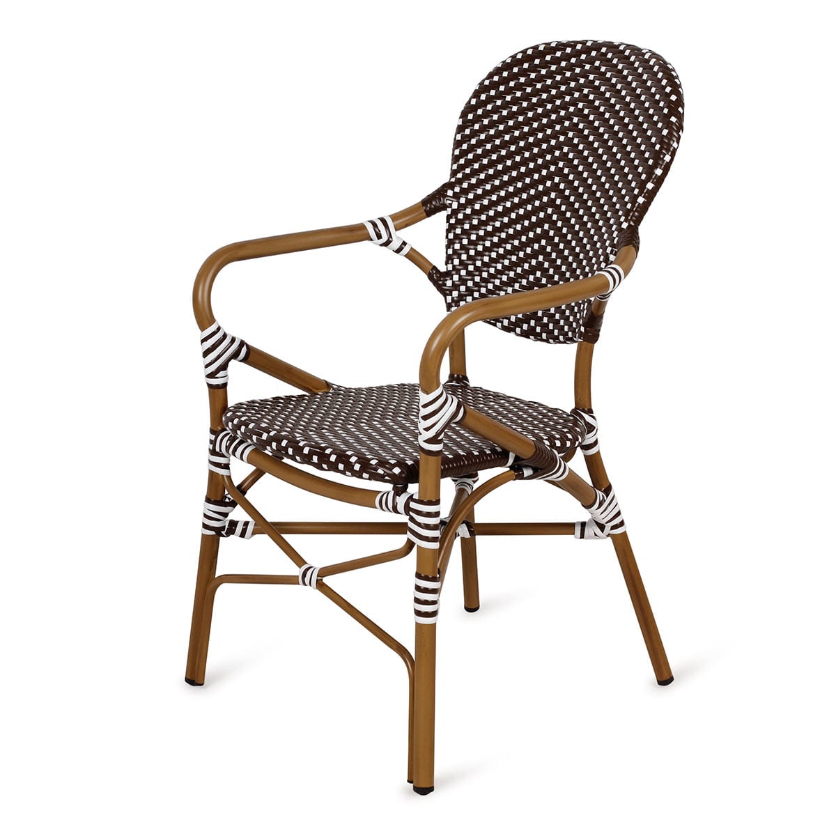 Chaise de bistrot fabriquée en rotin avec accoudoirs.
