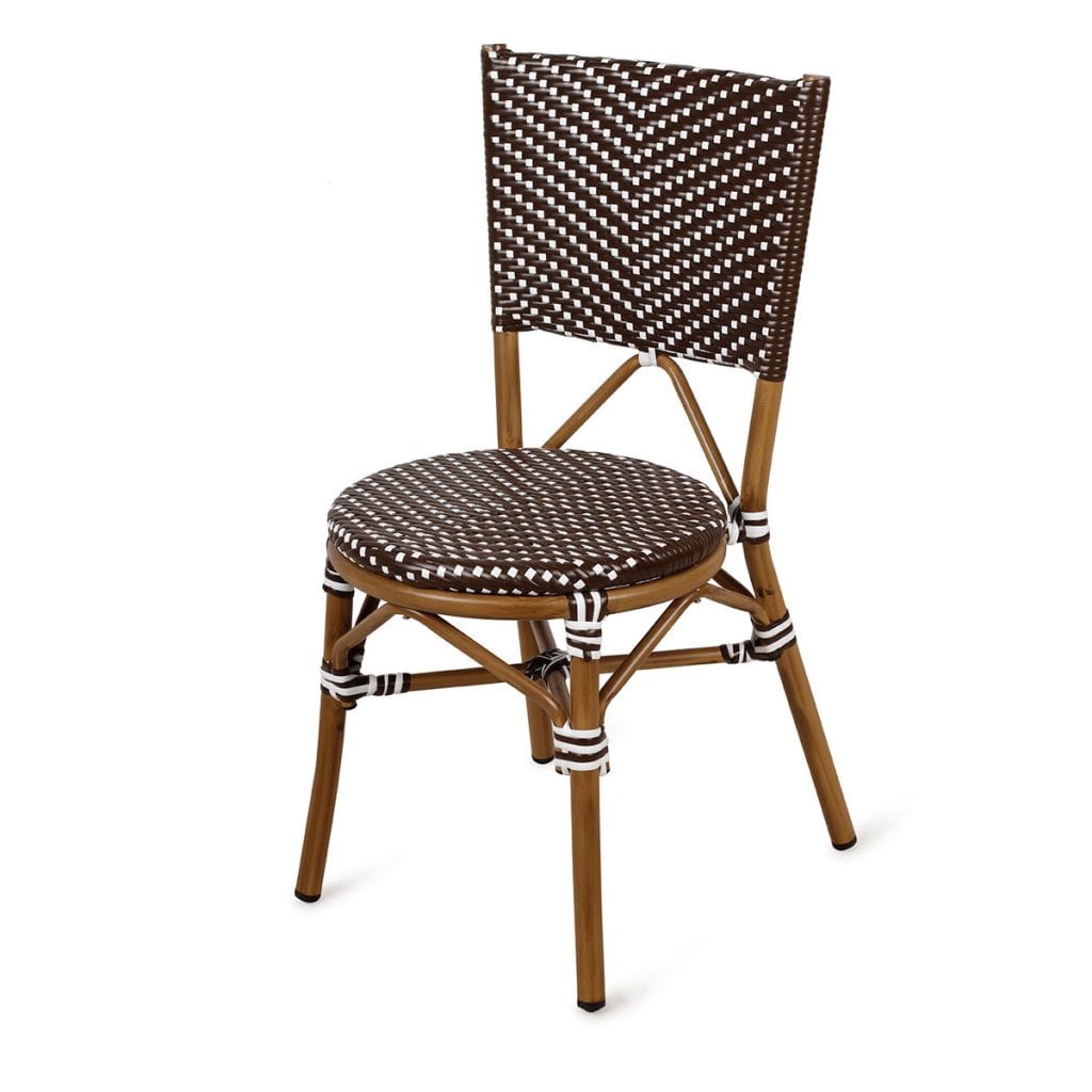 Chaise pour terrasse de bistrot ou bar fabriquée en rotin.