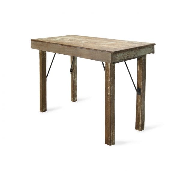 Mesa de cafetería cuadrada con original sobre de azulejos.