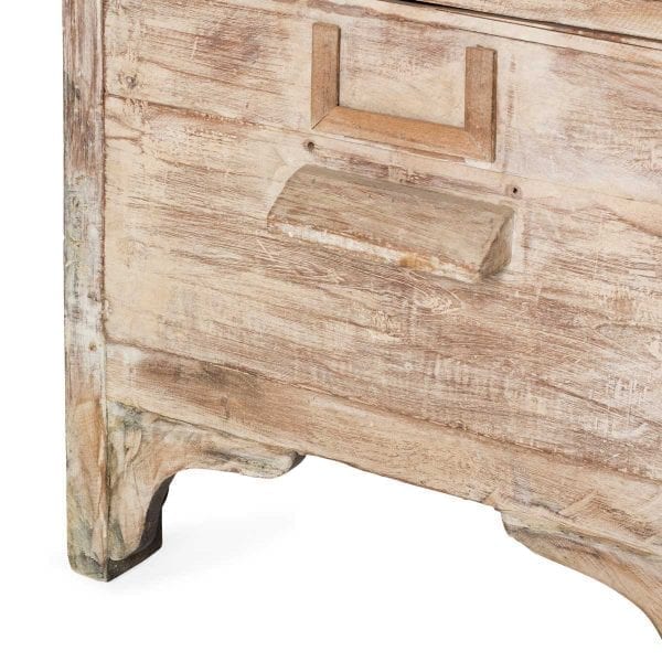 Mueble de madera vintage con cajones para almacenamiento.