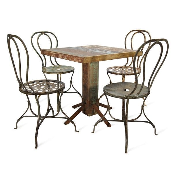 Sillas de forja para equipamiento de espacios.