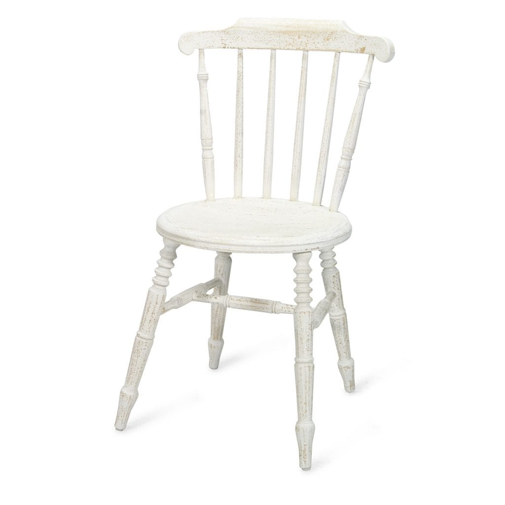 Chaises blanches en bois chantourné Francisco Segarra.