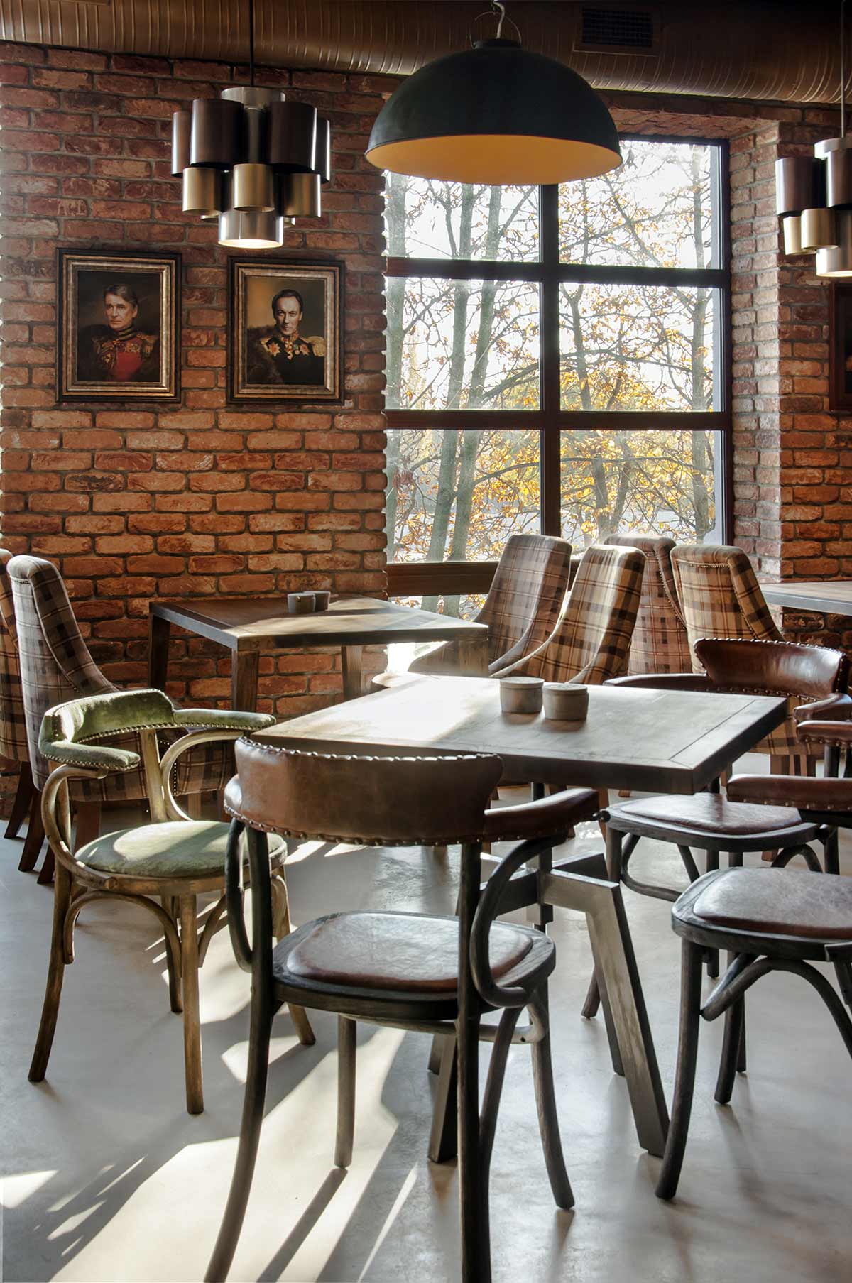 chaises et tables pour la décoration de restaurant