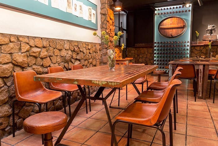 Photo.Chaises vintage pour les bars restaurants.