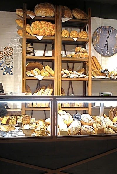 Imágenes de la decoración interior en la panadería Vallespà