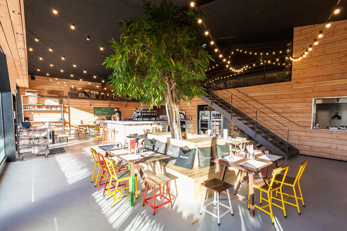 Una decoración para restaurantes con sabor a escuela. La Cantine du Vignoble.