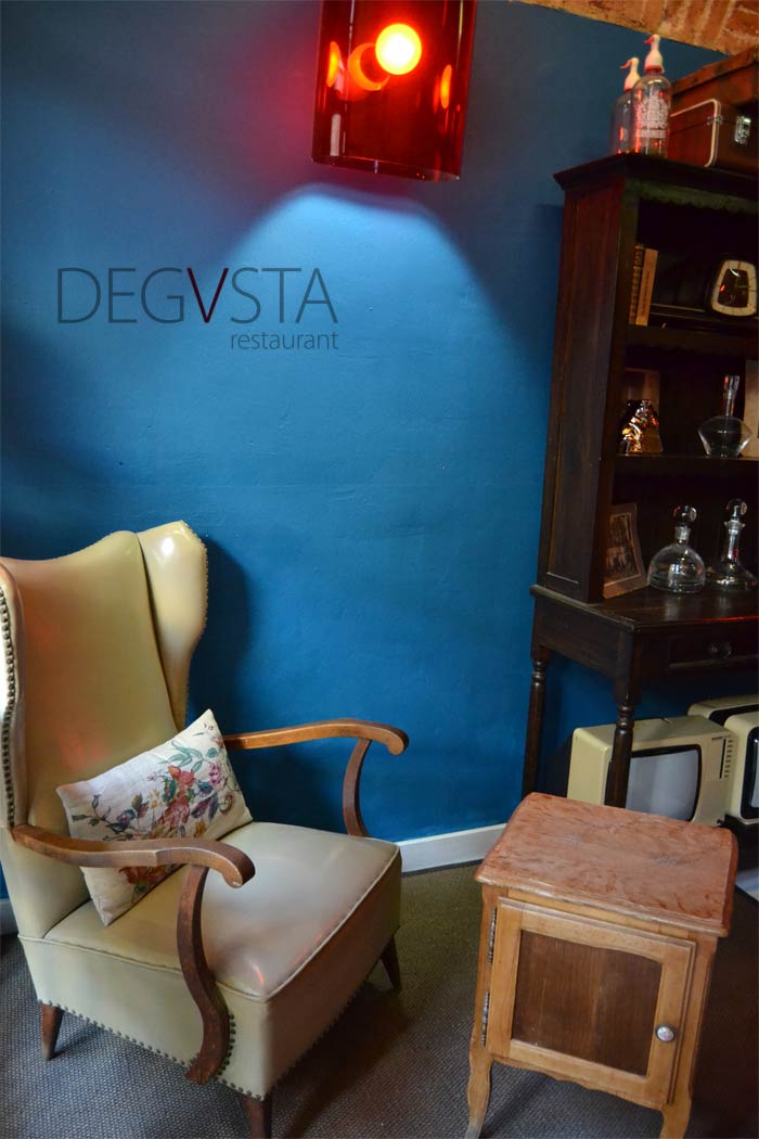Imágenes de la decoración vintage en el restaurante cafeteria Degvusta