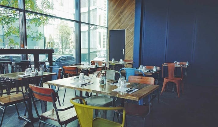 Photo.Mobilier hôtellerie restaurant vintage et industriel dans le restaurant Le Trac
