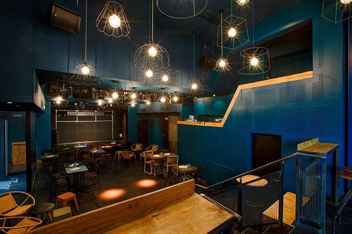 Photo.Mobilier hôtellerie restaurant vintage et industriel dans les bars