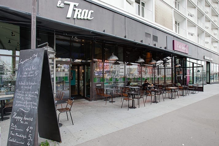 Photo.Mobilier hôtellerie restaurant vintage et industriel pour la terrasse du restaurant Le Trac