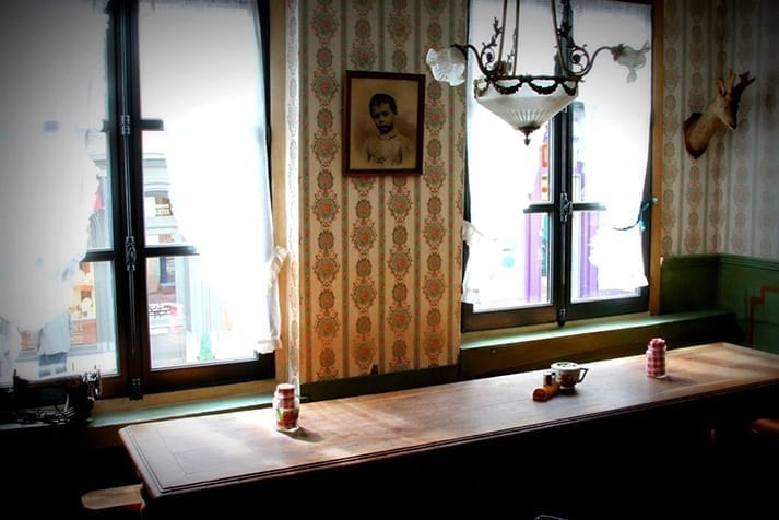 Fotos de los muebles antiguos en cafetería L'Epicerie.