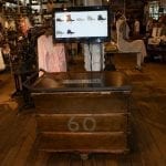 Imágenes de muebles vintage en la tienda de AllSaints Spitalfields