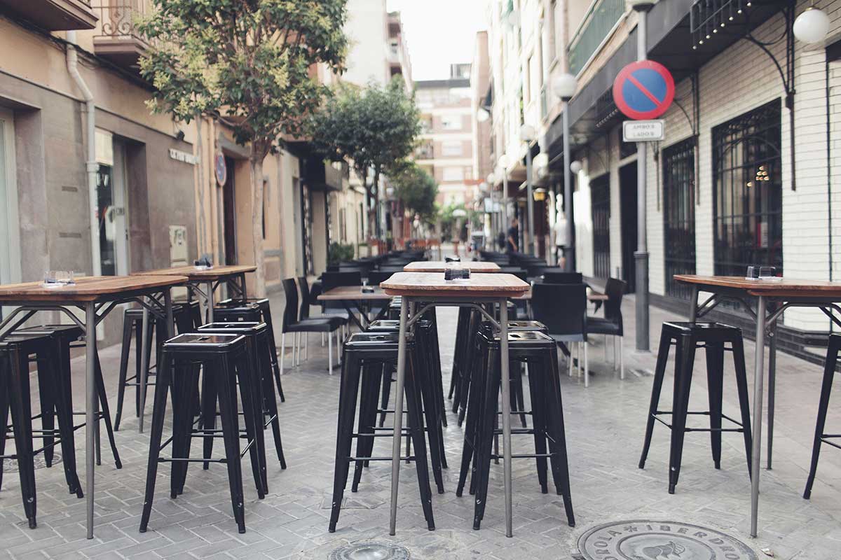 Photo.Terrasse avec du mobilier vintage dans le restaurant La Guindilla