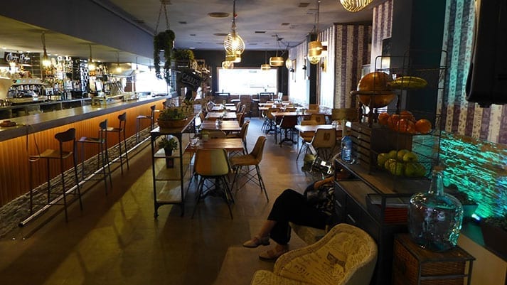 Photo.Projet d'intérieur meublé avec du mobilier de Francisco Segarra dans le restaurant à Madrid.