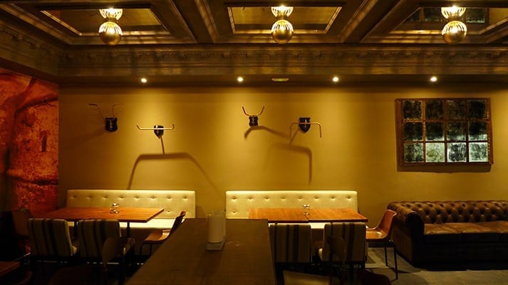 Photo.Projet d'intérieur dans le restaurant meublé avec les tables Brisa dans le restaurant à Madrid