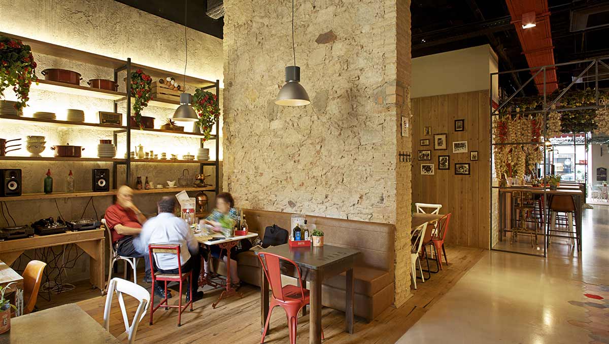Photo.Restaurant design retro industriel avec les meubles Francisco Segarra