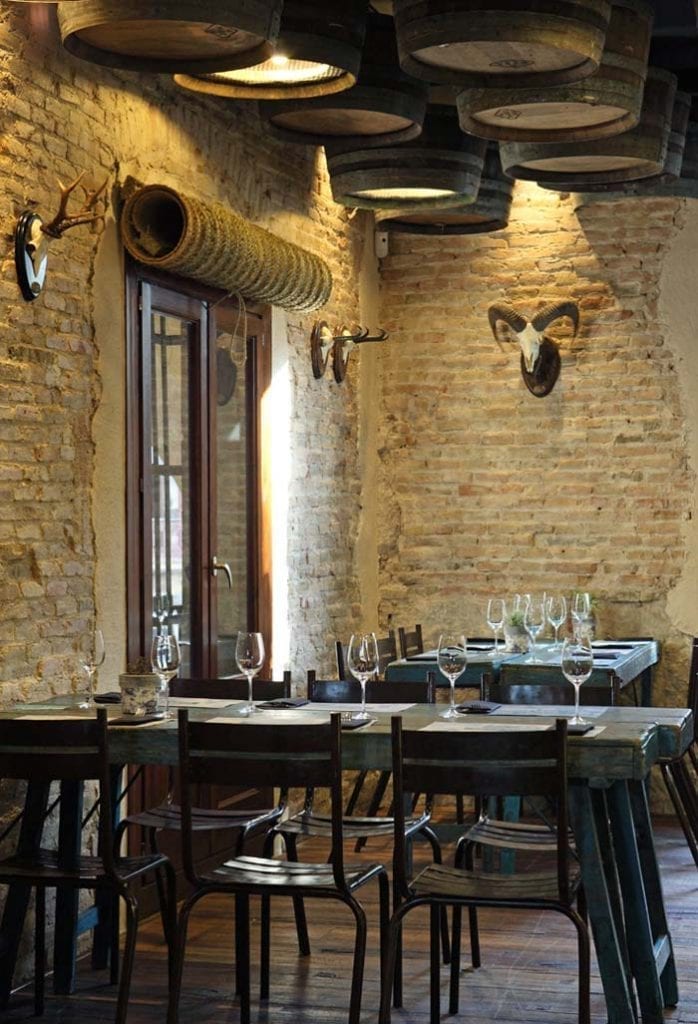 Mobiliario para hostelería y reformas integrales en locales y comercios