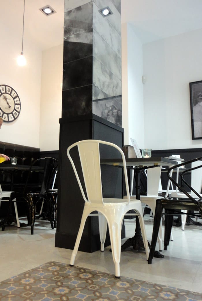 Foto de las sillas de diseño francés en las panaderías Lazareno Gourmet