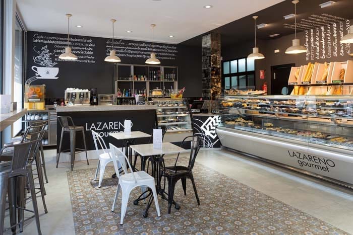 Fotos. Sillas y mesas de la panadería Lazareno Gourmet