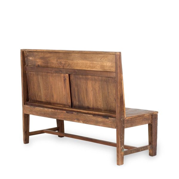 Banco de madera decapada con respaldo alto.