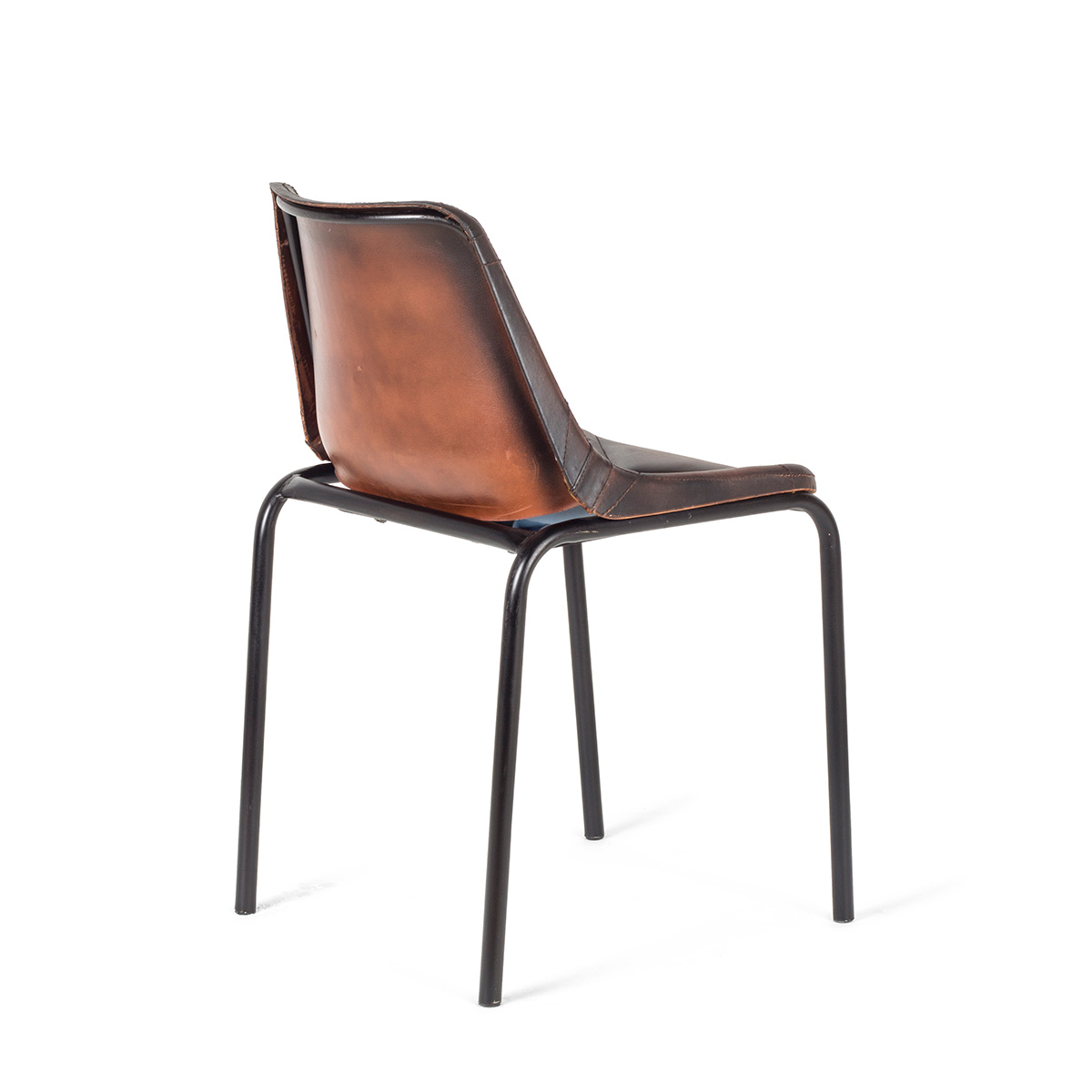 Sillas de estilo industrial. Piel en tono wengué. Mews.