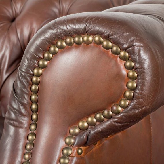 Detail picture of the leather sofa Cambridge.