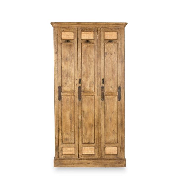 Armoire rustique.