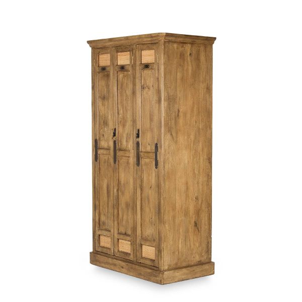 Armoire trois portes.