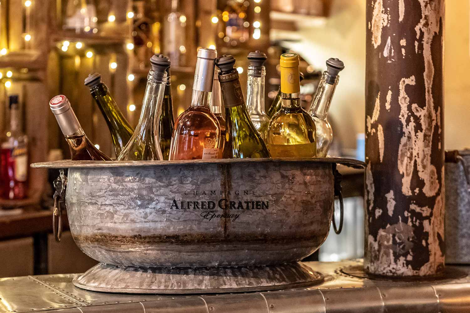 Vintage restaurant design ideas.