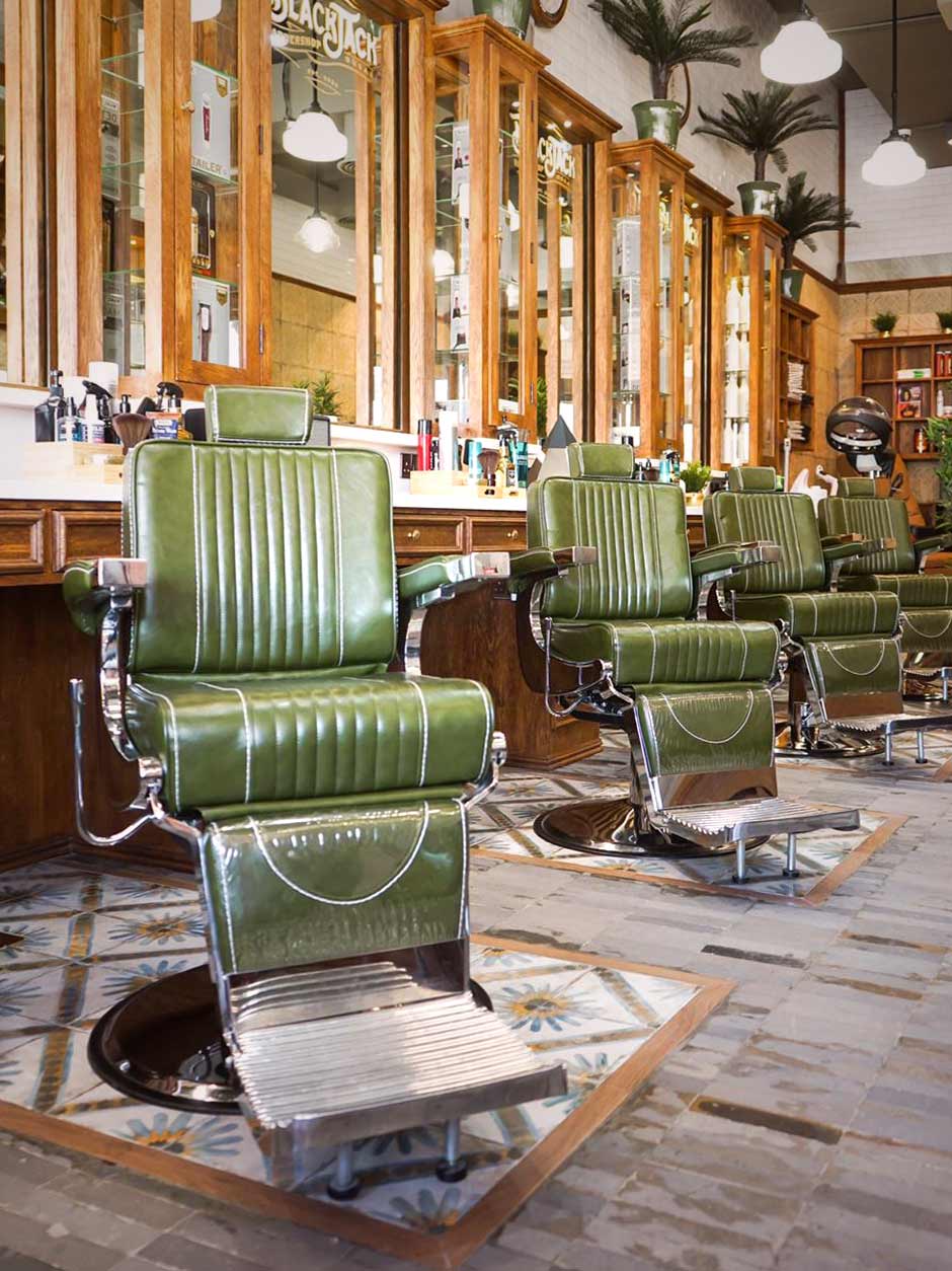 Colgar codo Ver a través de Decoración de barberías de estilo vintage tradicional.