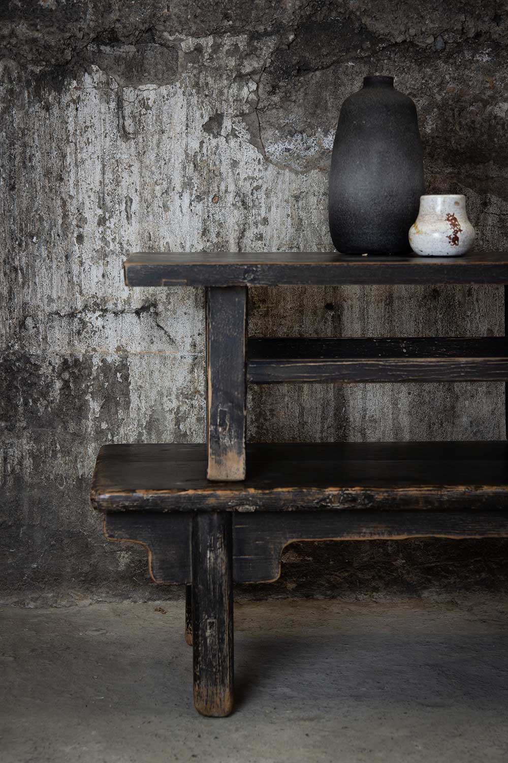 Tables de salle pour décoration wabi-sabi.