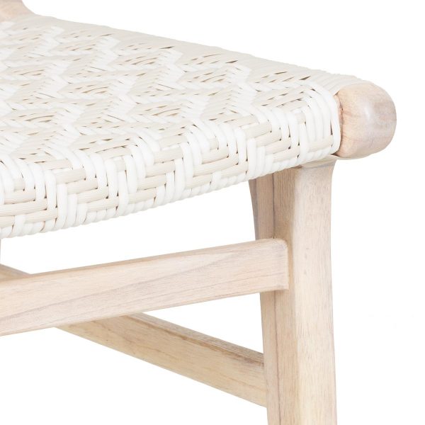 Chaise rotin blanc.