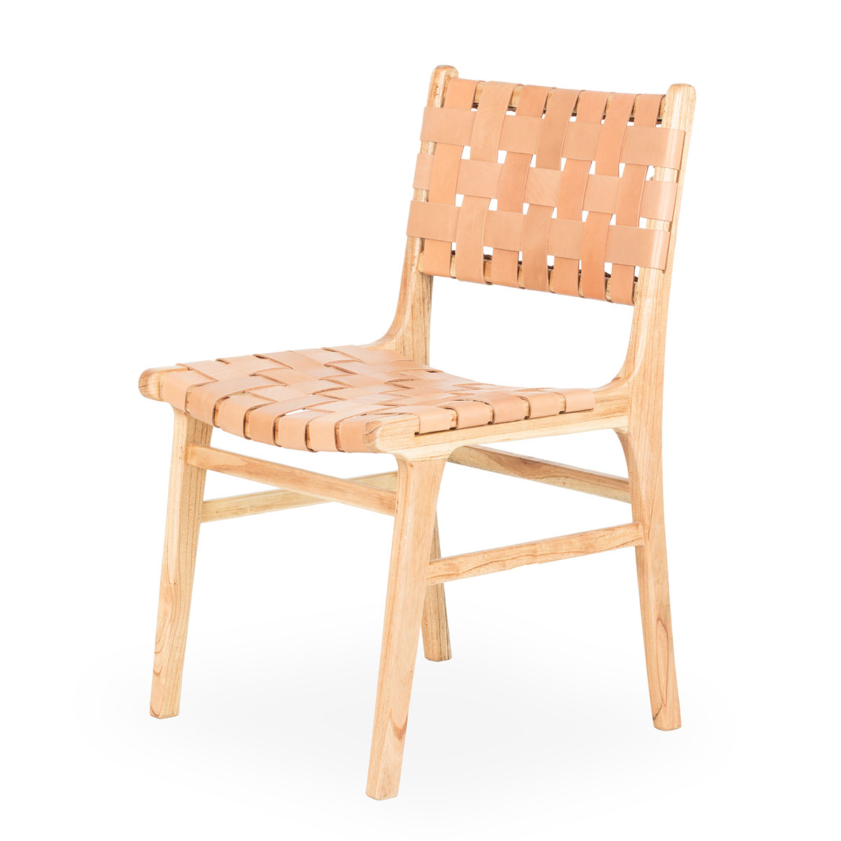 Chaises en bois et en cuir tressé.