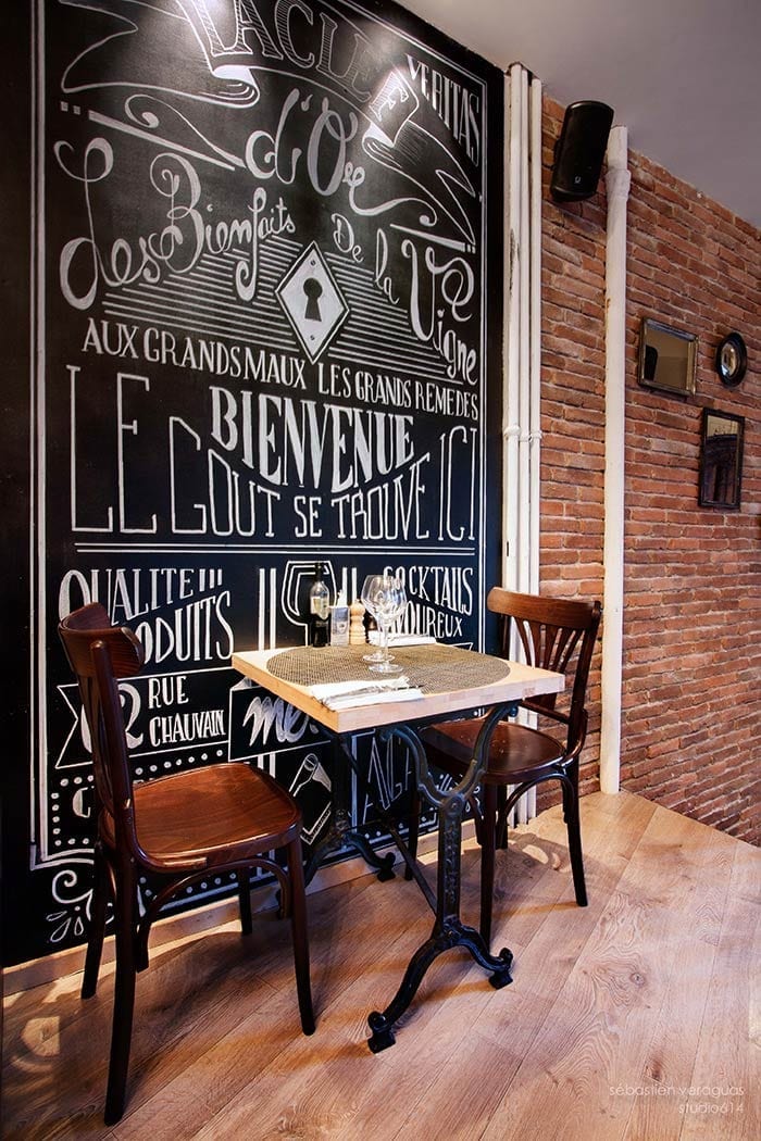 Tables, chairs and furniture in La Clef d'Or restaurant.