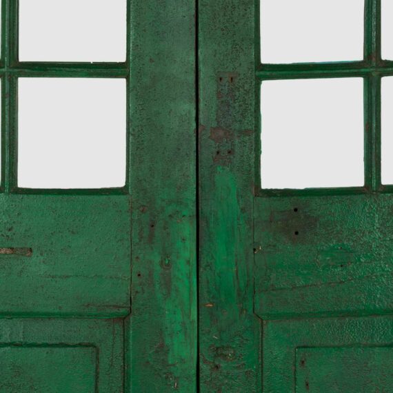 Puertas antiguas en madera color verde.