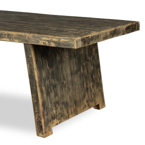 Mesa de madera maciza rústica.