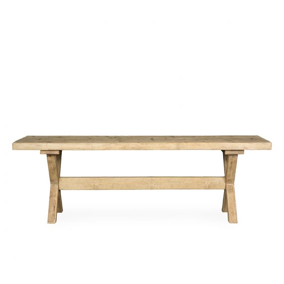 Mesas largas de madera.