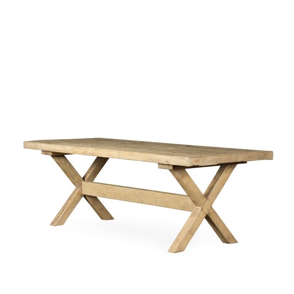 Mesas largas de madera wabi-sabi.