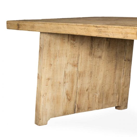 Tables en bois de pin massif.