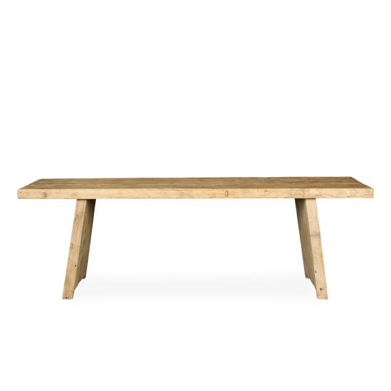 Tables en bois massif rustiques.