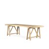 Table longue en bois.