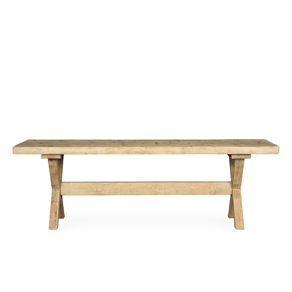 Tables longues en bois.