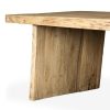 Tables rustiques en bois.