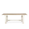 Grandes tables en bois.