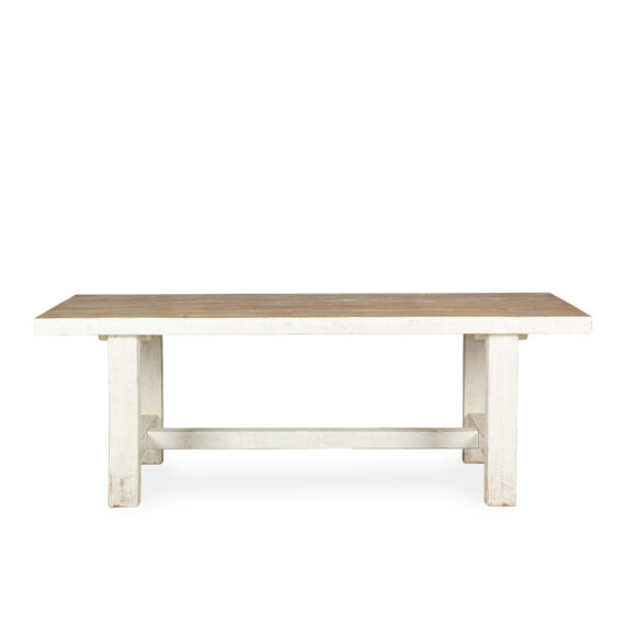 Grandes tables en bois.