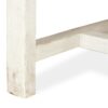 Grandes tables en bois blanc.