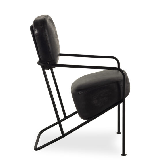 Chair in black leather.