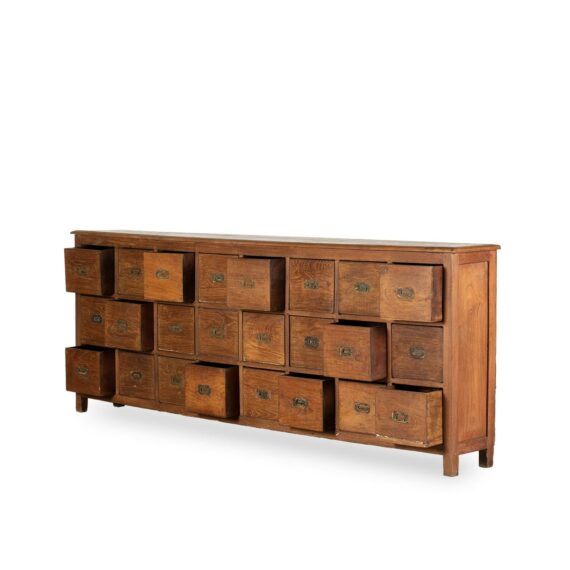 Ancien meuble à tiroirs en bois.